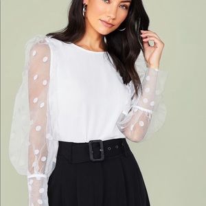 .Flocked dot mesh sleeves top